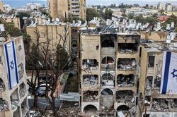 Sau một tháng giao tranh: Israel dọa 'leo thang', Iran gửi lời tới các nước láng giềng