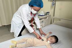 Bệnh tay chân miệng vào mùa: 3 dấu hiệu bệnh trở nặng cha mẹ cần biết