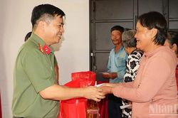 [Ảnh] Tặng quà bà con khó khăn ở xã biên giới