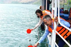 Tuyên Quang thả cá giống tái tạo nguồn lợi thủy sản lòng hồ thủy điện Nho Quế 1