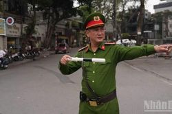 Giao thông thông suốt trong ngày đầu cấm phương tiện qua cầu Long Biên