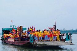 Lễ hội Chử Đồng Tử - Tiên Dung năm 2026 thu hút đông đảo người dân và du khách thập phương