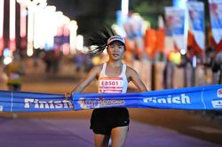 Tân vô địch 21km nữ Lê Thị Lam: 'Bất ngờ khi đối thủ áp sát phía sau ở vạch đích'