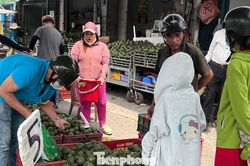 Cam sành, dưa hấu… đổ đống vỉa hè