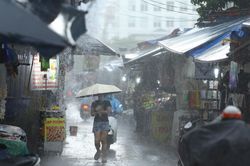Nhiều khu vực miền Bắc bất ngờ hứng mưa lớn