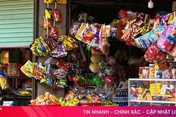 Nỗi lo quà vặt 'bẩn' trước cổng trường học