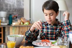 Ăn quá nhiều đạm khiến trẻ tăng gánh nặng chuyển hóa, hạn chế phát triển chiều cao