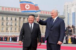 Ảnh ấn tượng: Tổng thống Ukraine bất ngờ đến Trung Đông, làn sóng biểu tình 'No Kings' bủa vây nước Mỹ, BTS tái xuất với đại nhạc hội toàn cầu