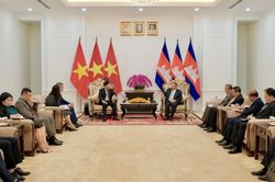 Ủy viên Trung ương Đảng, Phó Bí thư Thường trực Đảng ủy Bộ, Thứ trưởng Bộ Ngoại giao Nguyễn Mạnh Cường thăm, làm việc tại Campuchia