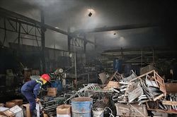 Dập tắt đám cháy trong khu công nghiệp Đại Đồng - Hoàn Sơn