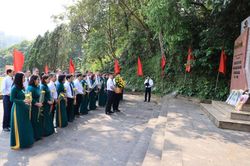 Liên chi bộ Báo và Phát thanh, truyền hình Cao Bằng sinh hoạt chuyên đề tại Khu di tích lịch sử Nặm Lìn