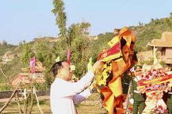 Dâng hương tại Tượng đài Chiến thắng Núi Bà