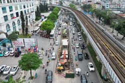 [Ảnh] Hà Nội: Thi công cống thoát nước, giao thông đường Nguyễn Trãi gặp khó khăn
