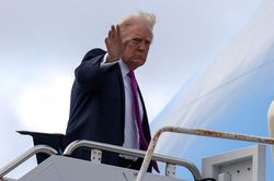 Tổng thống Mỹ Trump nhắc các đồng minh tự lo chuyện mua dầu