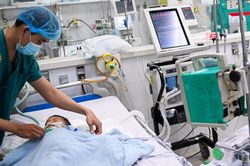 48 giờ mắc tay chân miệng, trẻ ngưng thở, lọc máu khẩn ở bệnh viện tuyến cuối