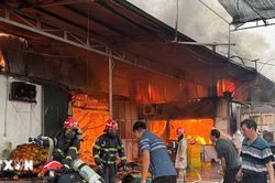 Hà Nội: Hỏa hoạn bùng phát tại kho xưởng sản xuất bánh kẹo lúc rạng sáng