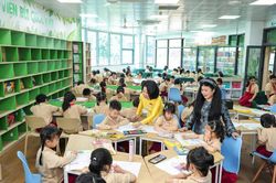 Họa sĩ Văn Dương Thành truyền cảm hứng nghệ thuật cho học sinh, lan tỏa 'Ngôi nhà mơ ước 2026'