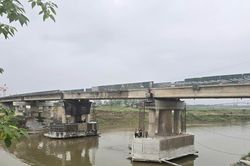 Một cây cầu nối tuyến huyết mạch ở Phú Thọ sửa chữa nhiều năm chưa xong
