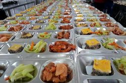Vụ thịt lợn dịch vào trường học: Thấy gì về thị trường suất ăn tỷ USD tại Việt Nam?