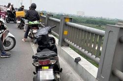 Người đàn ông rơi từ cầu Vĩnh Tuy tử vong, chìa khóa xe máy vẫn cắm trong ổ