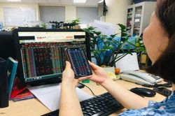 Cổ phiếu bất động sản bứt phá, VN-Index lấy lại mốc 1.700 điểm