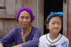 Ánh sáng dần tắt trong đôi mắt bé gái 9 tuổi, bà ngoại U80 gồng mình níu hy vọng