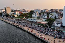 'Bãi biển' thu nhỏ giữa công trình dang dở thu hút người dân TPHCM