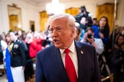 &Ocirc;ng Trump dọa cắt viện trợ vũ kh&iacute; cho Ukraine nếu ch&acirc;u &Acirc;u kh&ocirc;ng hợp t&aacute;c ở Hormuz