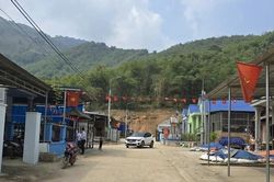 Mòn mỏi chờ tiền hỗ trợ, 36 hộ dân bản Sạy nặng gánh nợ nần sau tái định cư