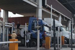 Đứt xích chằng 3 cuộn thép 'khủng' tại trạm thu phí, cửa ngõ cảng Cát Lái ùn tắc