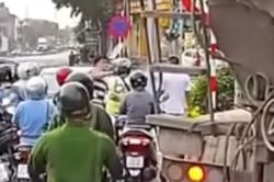 Ô tô dừng ngược chiều, người đàn ông ở Hà Nội hành hung tài xế xe máy