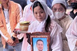 Đám tang tài xế taxi bị bắn tử vong, 2 con nhỏ liên tục hỏi: 'Cha đi đâu vậy mẹ?'