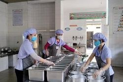 Chủ tịch Hà Nội yêu cầu niêm yết công khai nguồn gốc thực phẩm vào trường học