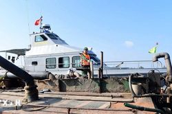 Liên tiếp phát hiện 3 tàu chở cát không rõ nguồn gốc