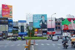 Thành phố Hồ Chí Minh siết chặt quản lý quảng cáo ngoài trời