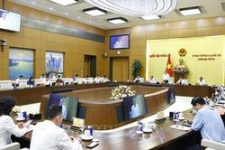 Quốc hội đề nghị Chính phủ theo dõi sát thị trường năng lượng, thương mại quốc tế
