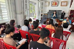 Vợ chồng nghệ nh&acirc;n truyền lửa đờn ca t&agrave;i tử
