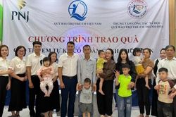 Ấm &aacute;p chương tr&igrave;nh 'Trao y&ecirc;u thương' cho trẻ em tự kỷ tại Thanh H&oacute;a