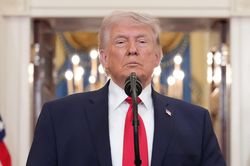 Ông Trump: Mỹ sẽ giáng đòn cực mạnh trong 2-3 tuần tới, đưa Iran về thời đồ đá