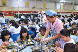 Thịt lợn bẩn tuồn vào trường học: Mất bò mới vội làm chuồng?