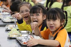Đừng biến bữa ăn học đường thành nơi phơi bày sự vô đạo