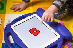 Chuyên gia kêu gọi YouTube cấm triệt để video rác AI với trẻ nhỏ