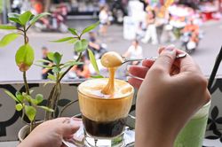 10 người vào quán gọi ly nước ngồi cả ngày: Không thể 'đuổi khách', phải làm sao?