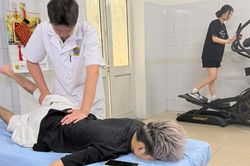 Bác sĩ chỉ ra sai lầm khiến nhiều người không thể chơi lại thể thao