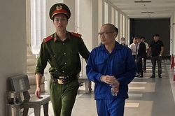 Người phụ nữ bị lừa tiền tỷ vì mong được thăm gặp chồng đang bị tạm giam