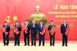 Chủ tịch nước, Thủ tướng và các ủy viên Bộ Chính trị nhận huân chương cao quý