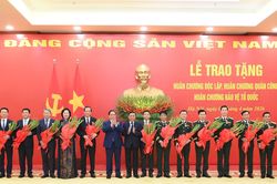 Bộ trưởng Dân tộc và Tôn giáo Đào Ngọc Dung nhận Huân chương Độc lập hạng ba