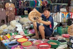 Từ chợ truyền thống đến sàn online: Cách người dân nông thôn thích ứng với thời đại số