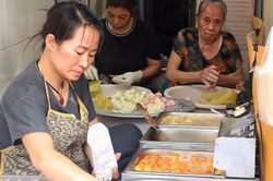 Quán Hà Nội rộng 2m2, mỗi ngày bán nghìn chiếc bánh rán 'siêu nhỏ, siêu rẻ'