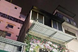 Cháy nhà tại trung tâm Hà Nội, 2 thành viên cứu hỏa bị khói ảnh hưởng